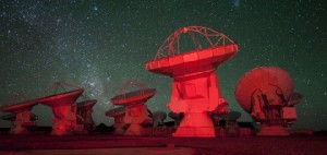 Durch die dünne Luft auf der Hochebene ist der Sternenhimmel über ALMA ziemlich klar. Foto: ESO/C. Malin