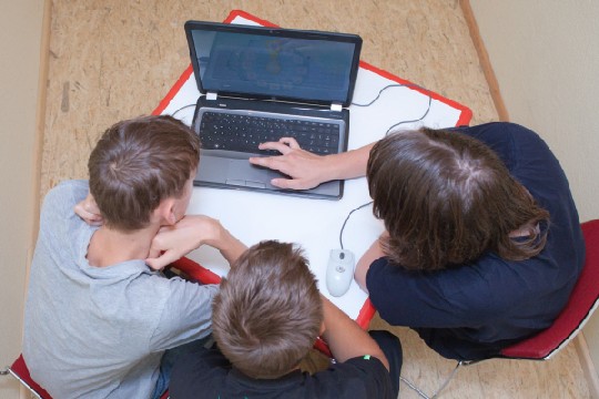Junge Talente lernen in Dresden bei "AMD Changing the Game", Spiele zu programmieren. Foto:Medienkulturzentrum Dresden