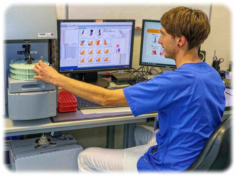 Ein Mitarbeiter analysiert im Uniklinikum Dresden eine Knochenmark-Probe am Durchflusszytometer. Foto: Marc Eisele für das UKD