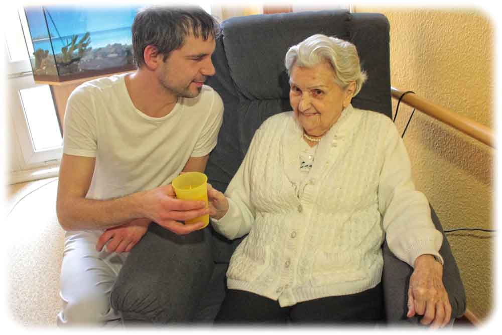 Pfleger Rico Wendel betreut die 89-jährige Erika Vize, die im ASB-Seniorenheim "Am Gorbitzer Hang" lebt. Foto: Heiko Weckbrodt