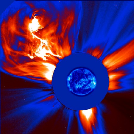 Wie Drachenfeuer: Nackcolorierte Aufnahme einer Sonneneruption. Foto: SOHO (ESA/NASA)/S. Hill
