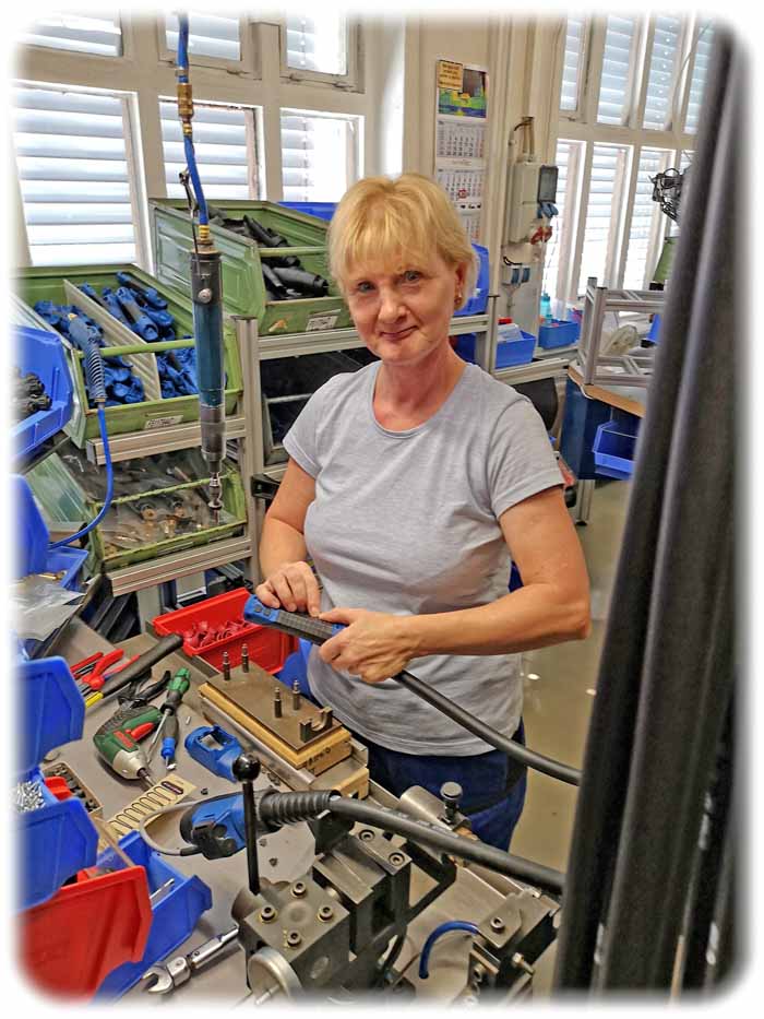 Monteurin Sonja Herbst endmontiert in der Abicor-Binzel-Fabrik in Dresden einen Schweißbrenner. Foto: Heiko Weckbrodt