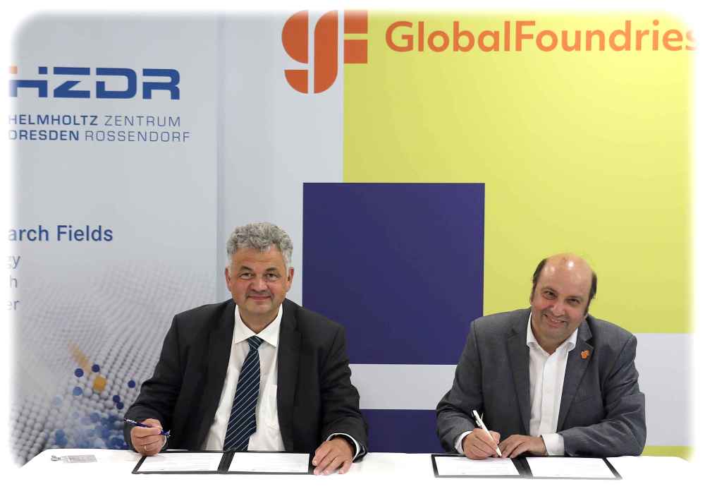 HZDR-Direktor Sebastian M. Schmidt (links) und GF-Dresden-Chef  Manfred Horstmann unterzeichnen die Kooperationsvereinbarung. Foto: Globalfoundries