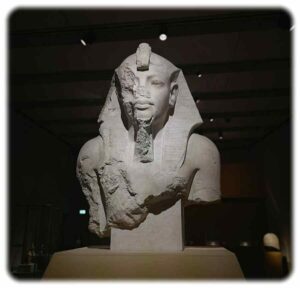Oberteil einer Kolossalstatue des Tutanchamun oder Eje aus der Sonderausstellung "Achmîm - Ägyptens vergessene Stadt". Foto: Heiko Weckbrodt