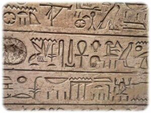 Detail aus einer Inschriftentafel aus der Sonderausstellung "Achmîm - Ägyptens vergessene Stadt". Foto: Heiko Weckbrodt