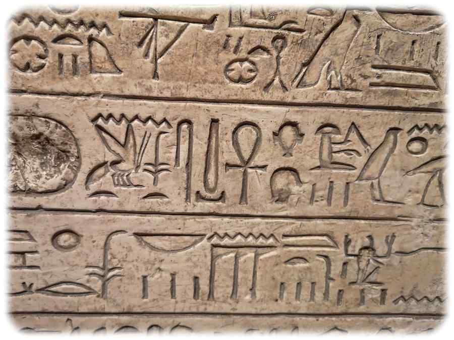 Detail aus einer Inschriftentafel aus der Sonderausstellung "Achmîm - Ägyptens vergessene Stadt". Foto: Heiko Weckbrodt