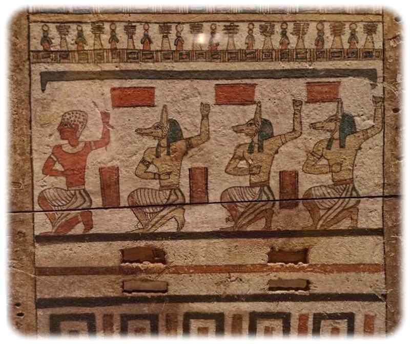 Rituelle Szene auf einem Eingeweidekasten. Aus der Sonderausstellung "Achmîm - Ägyptens vergessene Stadt". Foto: Heiko Weckbrodt