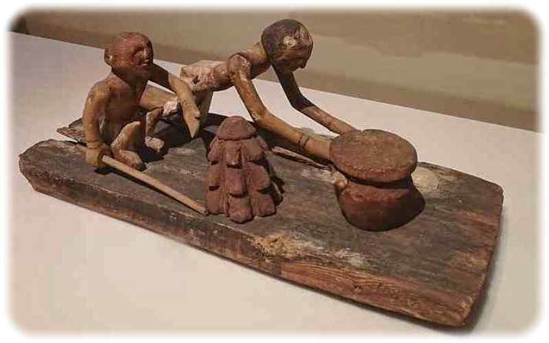 Möglicherweise als Spielzeug geschnitzt und mit beweglichen Gelenken versehen: Bäckereibetrieb während der 11. Dynastie aus der Sonderausstellung "Achmîm - Ägyptens vergessene Stadt". Foto: Heiko Weckbrodt