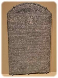 Dumm gelaufen: Diese Grabstele berichtet über den frühen Tod von Cherdu-anch durch ein Krokodil. Die Stele wurde in der ptolemäischen Zeit im 2. oder 1. Jahrhundert v. u. Z. gefertigt. Aus der Sonderausstellung "Achmîm - Ägyptens vergessene Stadt". Foto: Heiko Weckbrodt