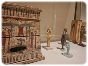 Wer es sich leisten konnte, bekam neben persönlichen Leibdienern auch Uschebtis mit ins Grab, damit die anstelle des Verstorbenen die Fronarbeit für den Herrn der Totenwelt übernahmen. Aus der Sonderausstellung "Achmîm - Ägyptens vergessene Stadt". Foto: Heiko Weckbrodt