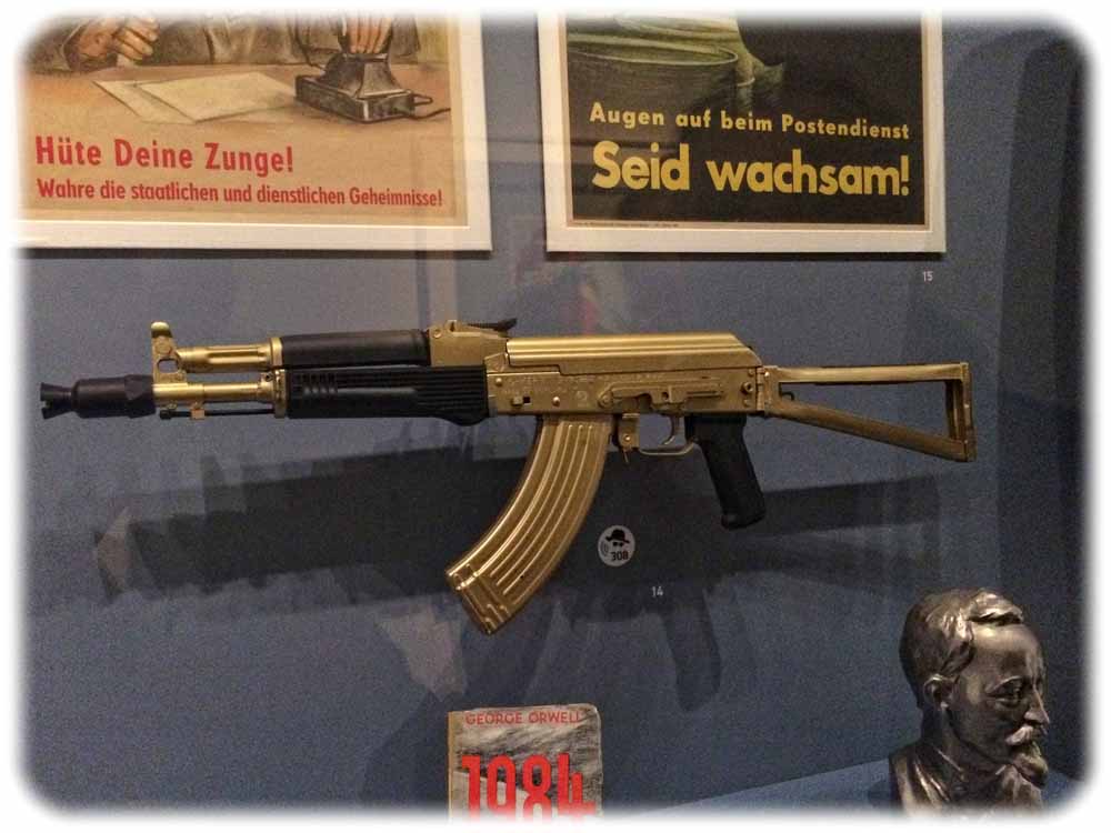 DDR-Stasi-Minister Erich Mielke besaß ein vergoldetes Sturmgewehr Kalaschnikow. Foto: Heiko Weckbrodt