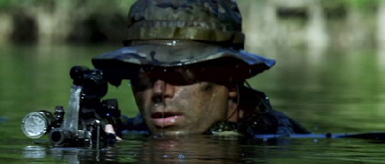Huch, wer lugt denn da aus dem Wasser? Ein Kampftaucher der Navy Seals verliert auch unter Wasser nie seinen Hut. Abb.: Universum