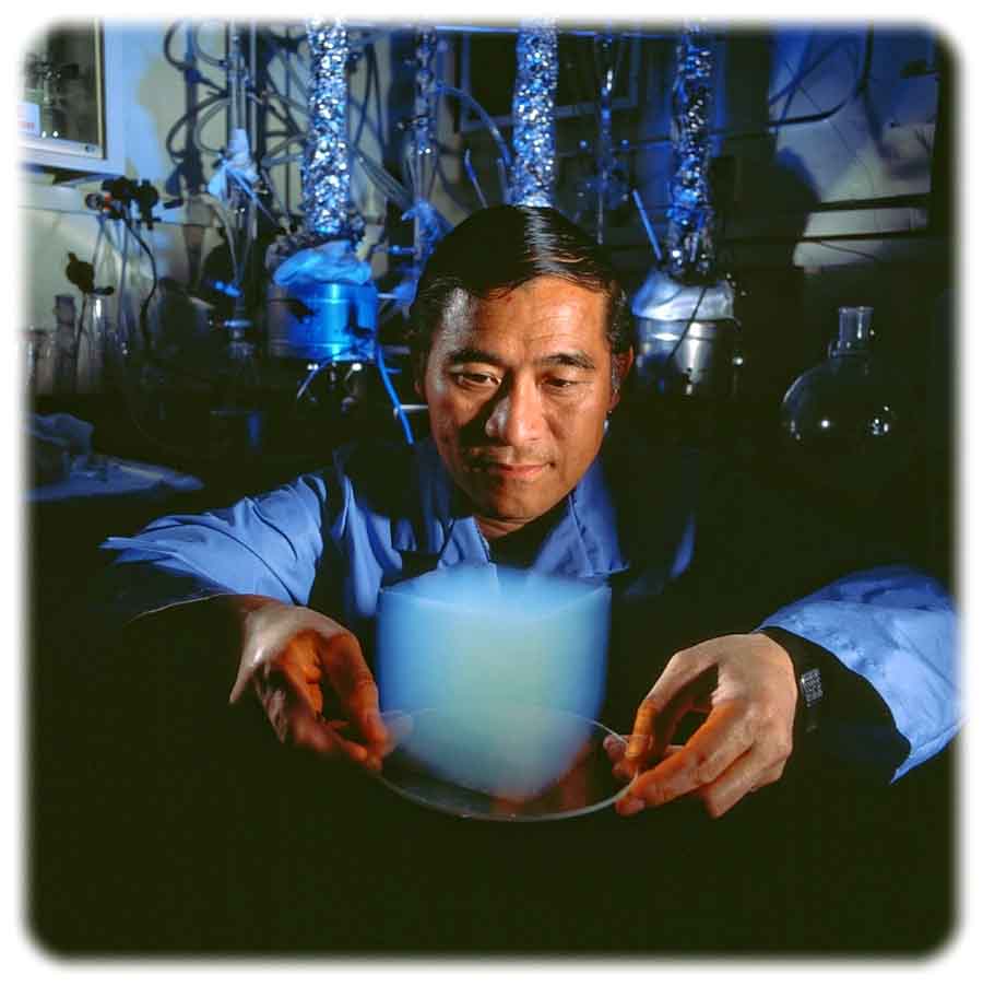 Auch in der Raumfahrt setzen die ingenieure Aerogele ein. Hier im Bild zeigt der Physiker Peter Tsou vom "Jet Propulsion Laboratory" (JPL) einen Aerogelwürfel. Foto: NASA, JPL, Wikipedia. Public Domain