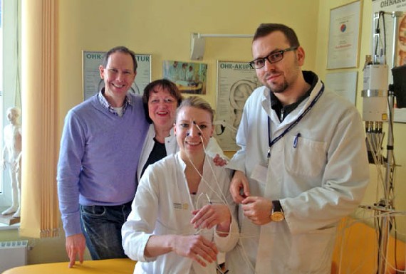 Prof. Eike Wüstenberg, Dr. Bettina Hauswald, Stephanie Beeskow und Alaa Alrayes (v. l. n. r.) wollen Laser-Akupunktur gegen Allergien einsetzen. Foto: Uniklinikum Dresden,  Dr. Yury Yarin