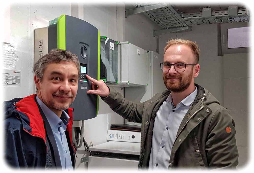 Alexander Haidan und Franz Härting von der Drewag testen das Energiemanagement-System im Keller des "Zukunftshauses" in Dresden-Johannstadt. Foto: Drewag