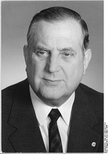 Strippenzieher Alexander Schalck-Golodkowski besorgte auf konspirativen wegen Spezialausrüstungen für das Megabit-Programm. Abb.: Brüggmann/Bundesarchiv/Wikipedia