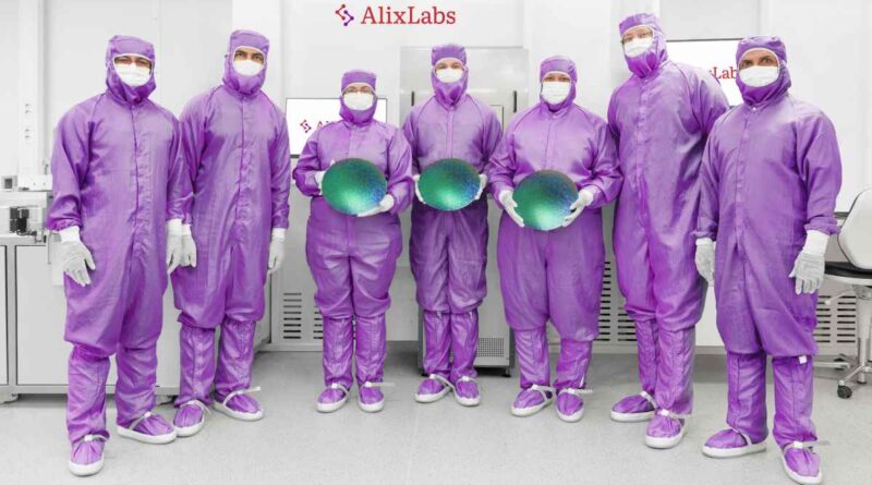 Alixlabs-Team in Reinraumanzügen mit Ätz-Spalt-Wafern, die sie per APS bearbeiten. Foto: Alixlabs