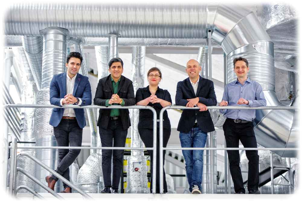 Dmitry Suyatin (von rechts nach links), Jonas Sundqvist, Yoana Ilarionova, Reza Jafari Jam und ein weiterer Mitarbeiter von Alixlabs freuen sich. Foto: Alixlabs