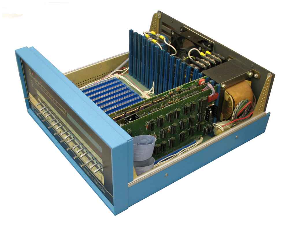 Der Heimcomputer-Urahn Altair 8800. Abb.: Wikipedia/ M. Holley, Public Domain, https://creativecommons.org/publicdomain/zero/1.0/deed.de