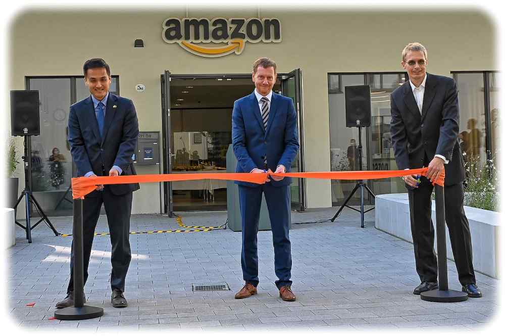 Chris Schläger vom Amazon (rechts), Ministerpräsident Michael Kretschmer (Mitte) und US-Generalkonsul Ken Toko schneiden das Band zum neuen Amazon-Entwicklungszentrum durch. Foto: Anja Schneider