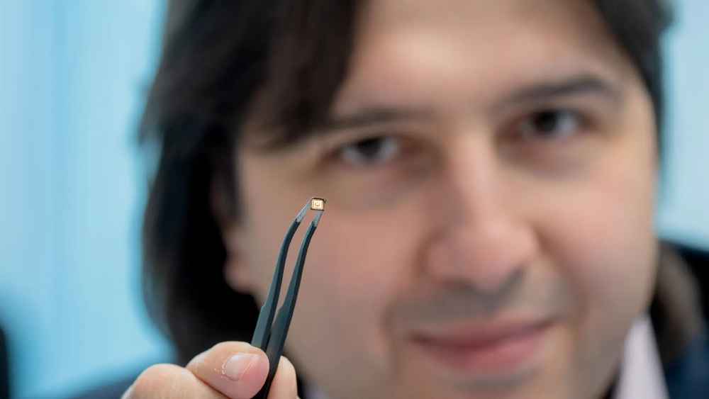 Prof. Hussam Amrouch zeigt seinen KI-Chip. Foto: Andreas Heddergott für die TU München