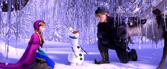 Anna und Olaf bequatschen den Schneemann, ihnen den Weg zur Eiskönigin Elsa zu zeigen. Abb.: Disney