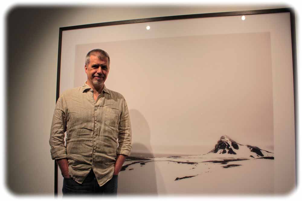 Fotograf Hans-Christian Schink vor einer seiner Lieblingsaufnahmen, die das Mächtige, Entrückte des Südkontinents gut zeigt: "Antarctica" (2010). Repro: Heiko Weckbrodt