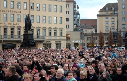 Rund 35.000 Menschen kamen am Sonnabendnachmittag zur Kundgebung für Weltoffenheit auf den Neumarkt rund um die Frauenkirche in Dresden. Foto: Peter Weckbrodt