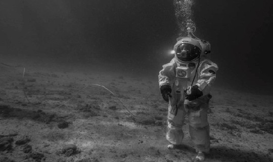 ESA-Astronaut Jean-François Clervoy spielt unter Wasser die Mondlandung der Amerikaner nach. Foto: Alexis Rosenfeld, ESA