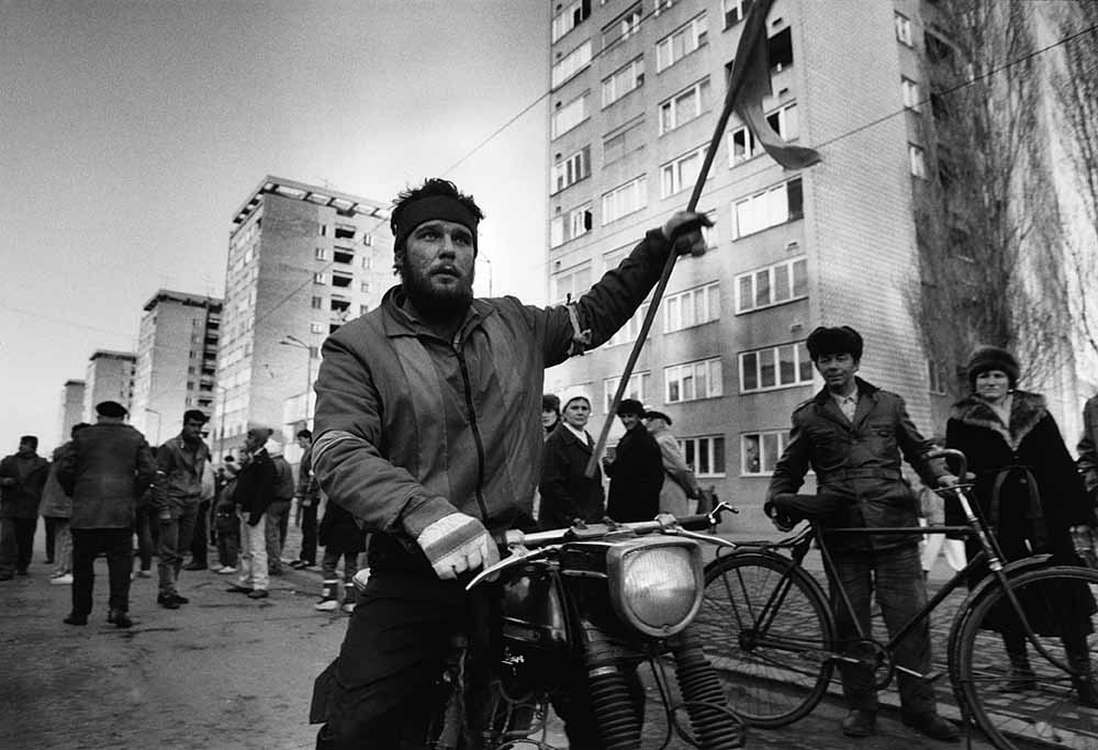 „Ritter der Revolution“, Arad, Rumänien, Dezember 1989, Foto: Mirko Krizanovic, F.A.Z., aus der Ausstellung "1989 Zeitenwende", SLPB