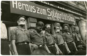 Willi Zimmermann (1900-1977): Auftritt der Agitpropgruppe Rote Raketen vor der Geschäftsstelle der Internationalen Arbeiterhilfe Dresden, 1930. Repro: Stadtmuseum Dresden