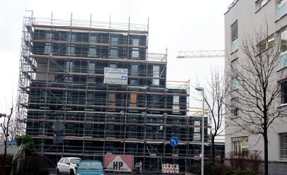Der Neubau für die Arbeitsagentur in Dresden wächst. Mitte 2015 soll er bezugsbereit sein. Foto: Heiko Weckbrodt