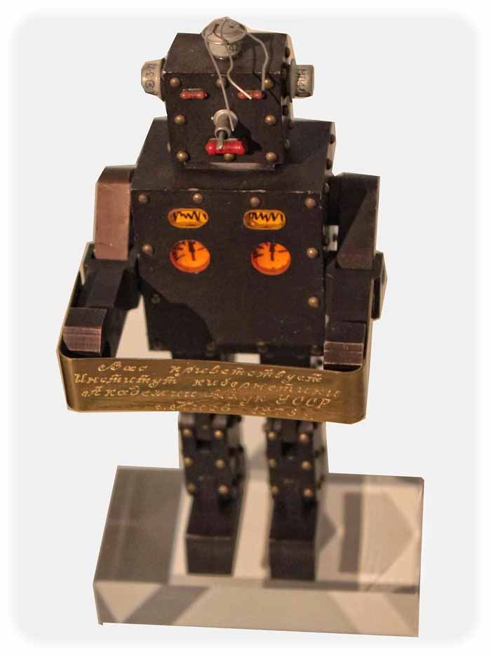 Erinnerungsgeschenk der UdSSR in Form eines Roboters für Erich Honecker. Foto: Peter Weckbrodt