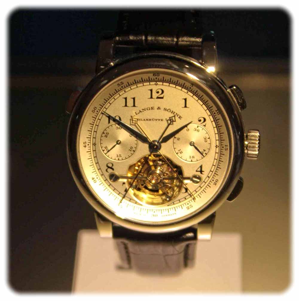 Diese Armbanduhr von Lange & Söhne Glashütte, Preis 380.000 Euro, steht beispielhaft für den Kauf von Luxusgütern. Foto: Peter Weckbrodt
