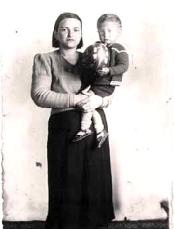 Vahide Akman verlor ihre armenischen Eltern durch die Deportationen nach dem 24. April 1915. Ihr Enkel Marc Sinan gehört nun zu den Initiatoren und Musikern des Konzertprojektes "AGHET". Foto: privat, Marc Sinan