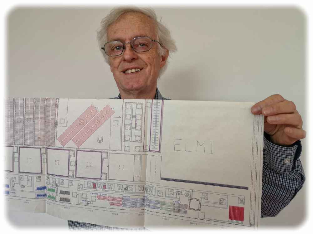 Arndt Göbel war vor der Wende Testfeld-Designer im ZFTM Dresden. Hier zeigt er einen Entwurf mit seinem stilisierten Fuchs (unter den schrägen rosa Elementen). Foto: Heiko Weckbrodt