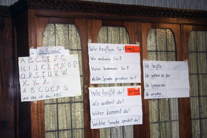 Die Gemeindemitglieder haben die Unterrichtsmittel für die Flüchtlinge selbergebastelt, darunter auch Schautafeln und CDs. Foto: Peter Weckbrodt