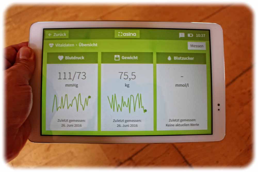 Das Asina-Senioren-Tablet von Exelonix Dresden. Spezielle Apps helfen Senioren und Angehörige, den Blutdruck, das Wohlbefinden und die wichtigen Medikamente im Auge zu behalten. Foto: Heiko Weckbrodt