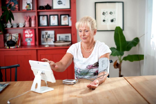 Der Asina-Tablettrechner soll Senioren im Alltag daheim helfen - und auch Omis Blutdruck im Auge behalten. Foto: Exelonix