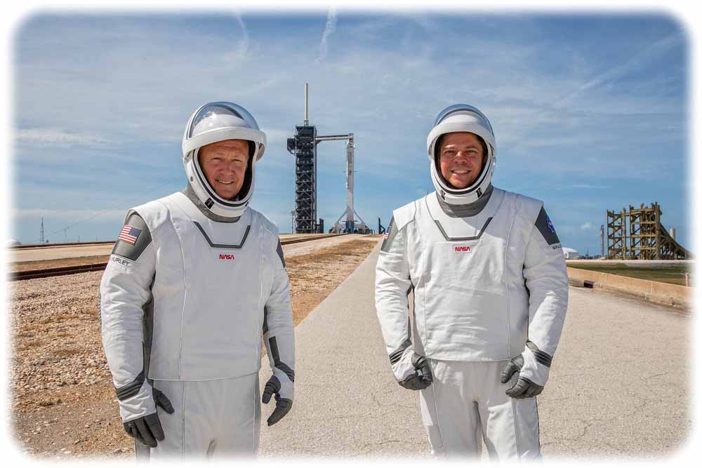 Elon Musk hat den Nasa-Astronauten Douglas Hurley (links) and Robert Behnken auch sichtlich elegantere Raumanzüge spendiert als die Anzüge, die die Nasa früher hatte. Foto: Kim Shiflett für die NASA