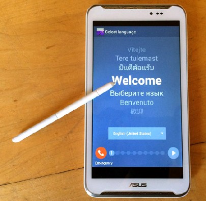 Kann per Fingergesten oder mit dem Digi-Stift bedient werden: Das "Fonepad Note 6" von Asus ist eine Zwischenform aus Smartphone und Tablet. Foto: Heiko Weckbrodt