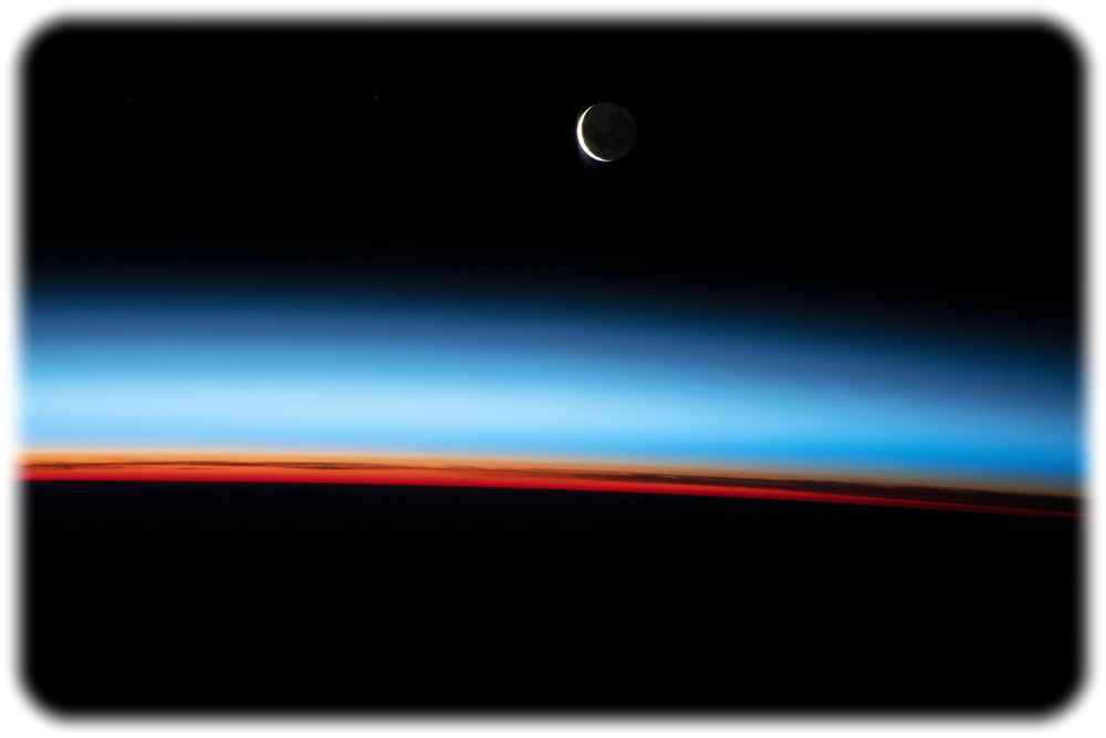 Diese Aufnahme von der Raumstation ISS zeigt, wie dünn die Erdatmosphäre im Vergleich zum gesamten Planeten ist. Satelliten in einem niedrigen Orbit könnten theoretisch Treibstoff aus der dünnen Luft an der Grenze zum All nachtanken. Foto: Justin Wilkinson, Texas State University via Nasa