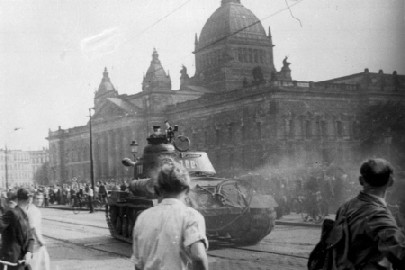 Sowjetischer Panzer in Leipzig am 17. Juni 1953: Der missglückte Aufstand rettete Ulbricht den Kopf. Abb.: Bundesarchiv, Wikipedia