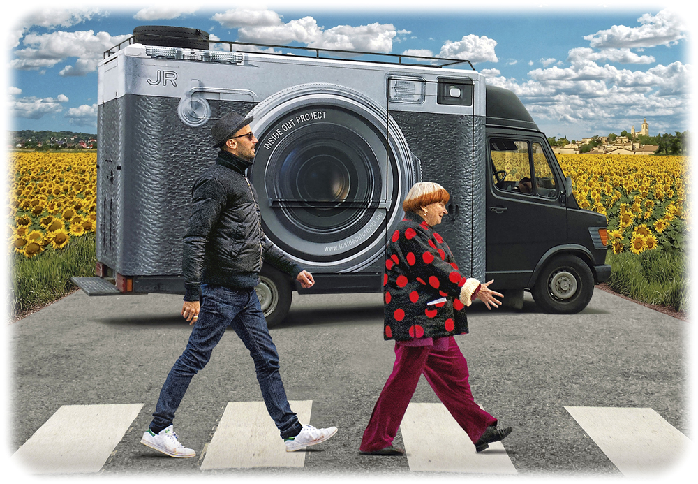Varda und JR reisen in einem Kleintransporter durch Frankreich, der wie eine riesige Kamera aussieht. Szenenfoto aus "Augenblicke": Weltkino