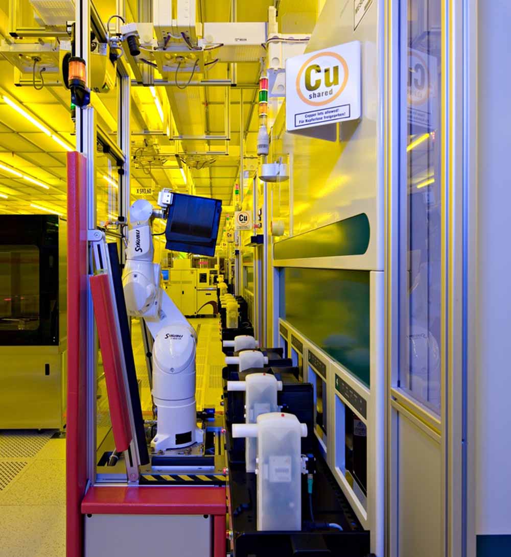 Automatisierte Maschinenbeladung mit schienengebundenen Robotern in einer Infineon-Fabrik. Foto: Fabmatics