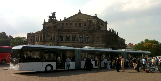 Bei der Premiere auf dem Dresdner Theaterplatz am 22. August 2012 war die neue Autotram dicht von Neugierigen umlagert. Abb.: hw