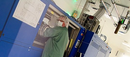 Blick in die Azzurro-Fabrik in Dresden: Ein Mitarbeiter belädt die Pilotanlage mit Gallium-Nitrid-Wafern. Foto: Andor Schlegel