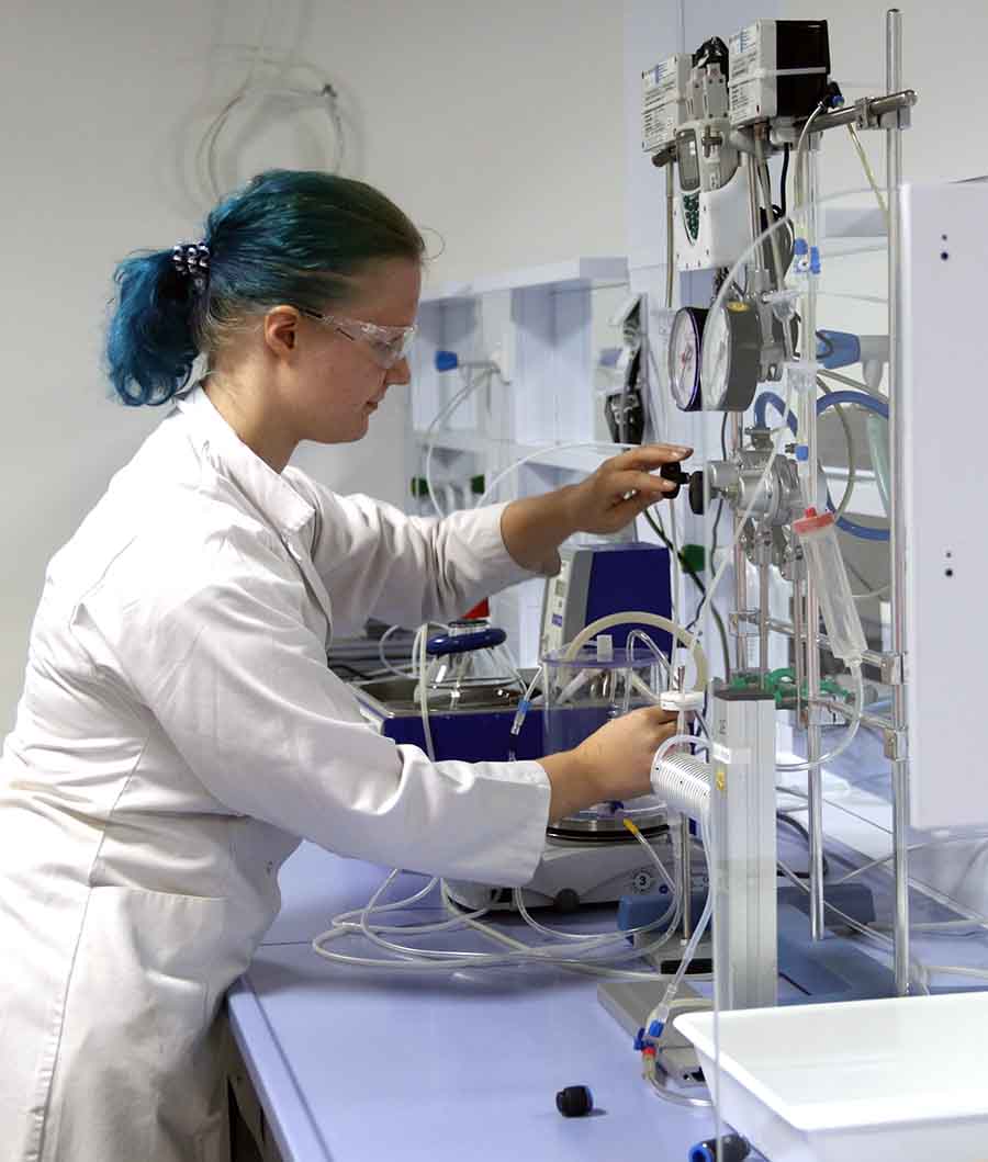 Im Labor für Qualitätssicherung im neuen Blutfilter-Werk von B.Braun in Wilsdruff sind viele Ausrüstungen bereits installiert. Foto: Sabine Mutschke