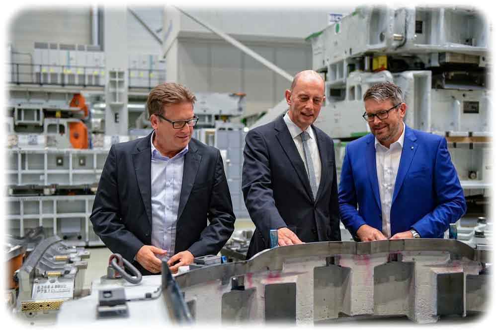 Der thüringische Wirtschaftsminister Wolfgang Tiefensee (SPD) im Werkzeugbau mit Michael Eckl (links) und Alexander Eras (rechts). Foto: BMW