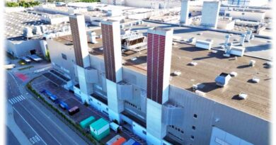 Die organischen Solarfolien von Heliatek Dresden sind senkrecht an den BMW-Türmen in Dingolfing befestigt. Denn OPV ist leicht und liefert zudem auch an schattigen Stellen noch eine dignifikante Energieausbeute. Foto: Heliatek